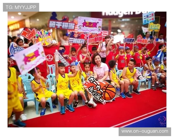 场边小球迷成功接到投篮,获全场欢呼 场边小球迷成功接到投篮,获全场欢呼