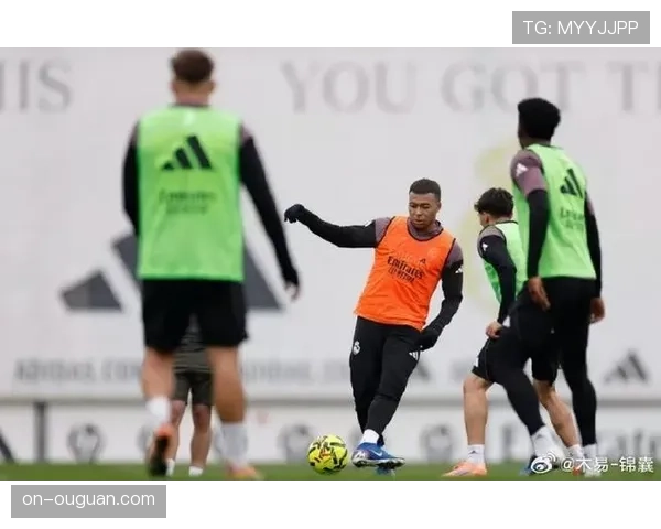 为备战周末联赛，皇马全队进行封闭训练，拒绝所有媒体采访